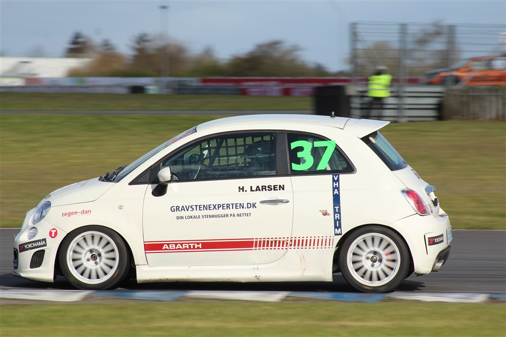 Den tidligere DTC kører, og EM nummer 2 i Opel Lotus 1988 bag Mika Häkkinen, Henrik Larsen viste god fart i den hvide Fiat 500 Abarth, og selvom han ikke har kørt mange kilometer i bilen, snuste han rundt omkring top-7 med bilen gennem weekenden.
(Foto: JJ Media)